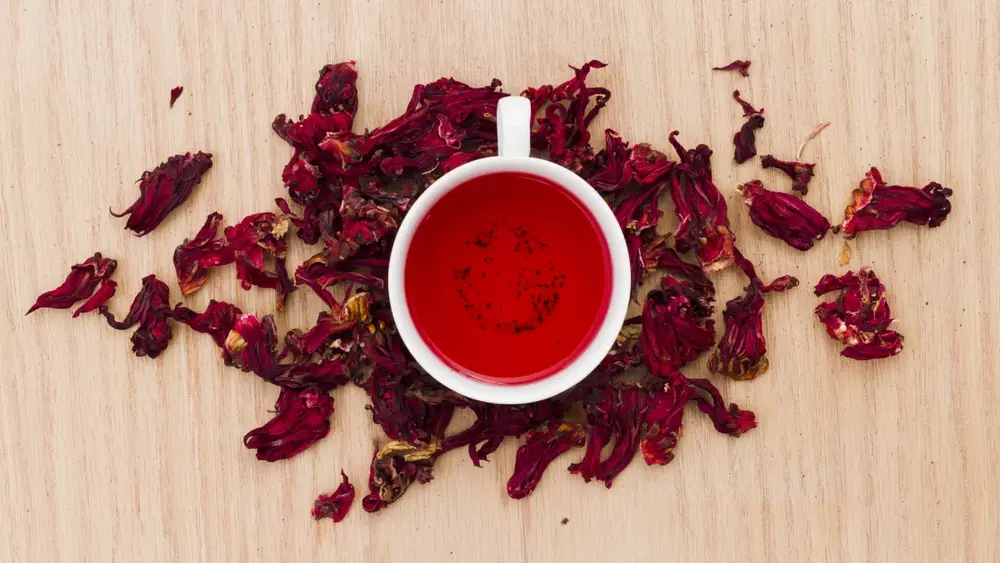 Chá de hibisco baixa a pressão? Veja riscos