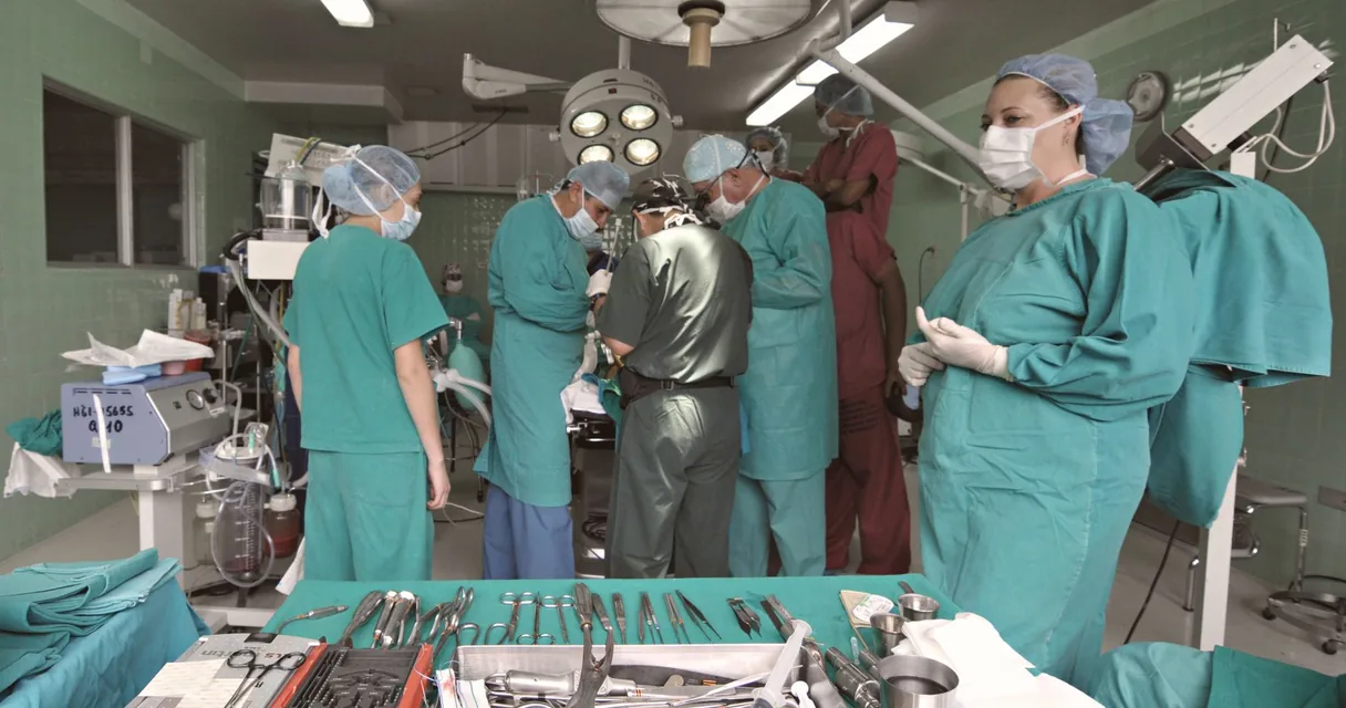 Cirurgia revisional bariátrica: equipe cirúrgica reunida em centro cirúrgico durante uma operação