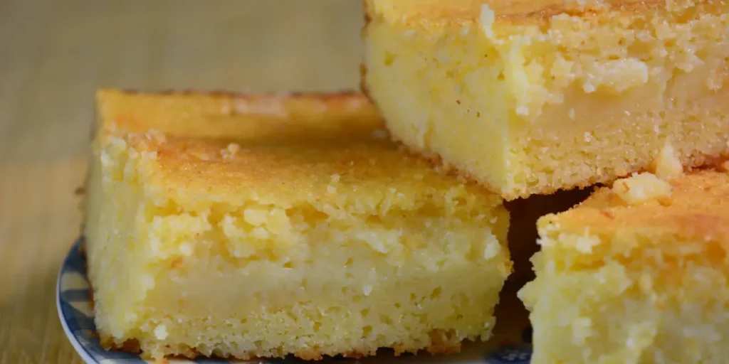 Bolo de milho cremoso e caseiro: o sabor da roça em cada pedaço Bolo de milho cremoso e caseiro
