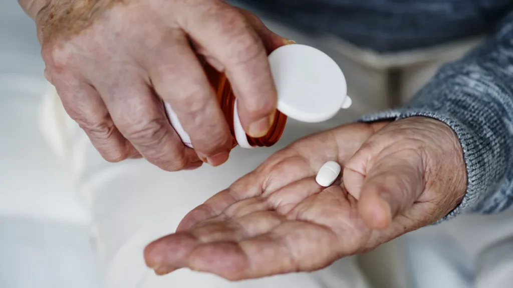 B12 em idosos: risco neurológico mesmo com níveis normais